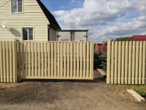 Ворота откатные из евроштакетника - пример 12 фото в Сарове