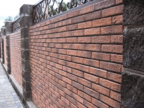 Кирпичный забор с камнем 20 метров фото под ключ