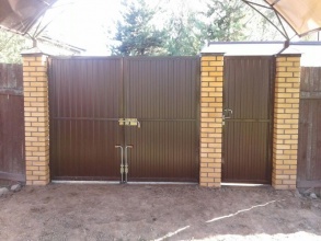 профнастил с распашными воротами - пример 11 фото в Сарове