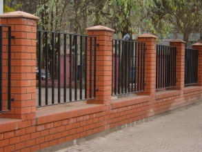 Сварные заборы с кирпичными столбами 20 метров фото под ключ