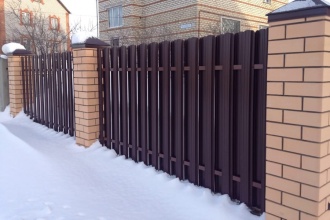 Забор из евроштакетника в шахматном порядке 30 метров фото в Сарове