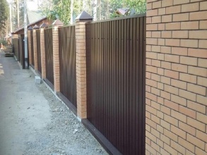 Забор из профнастила с кирпичными столбами 72 метра фото в Сарове