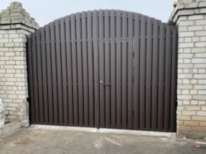 Ворота распашные из евроштакетника - пример 2 фото в Сарове