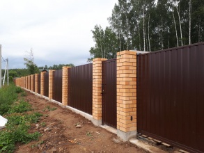 Кирпичный забор на ленточном фундаменте 12 метров фото в Сарове