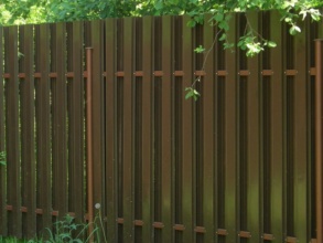 Забор из евроштакетника с бетонированием столбов 12 метров фото в Сарове