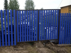 Распашные ворота из евроштакетника - пример 5 фото под ключ