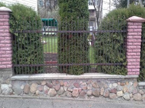 Сварные заборы с кирпичными столбами 80 метров фото в Сарове