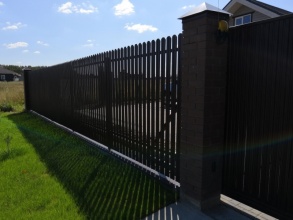 Кирпичный забор на ленточном фундаменте 6 соток фото под ключ