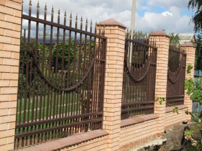 Сварные заборы с кирпичными столбами 70 метров фото недорого
