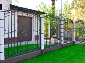 Сварные заборы с кирпичными столбами 18 метров фото цена под ключ