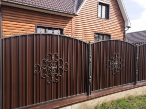 Кованые заборы с профнастилом 300 метров фото цена под ключ