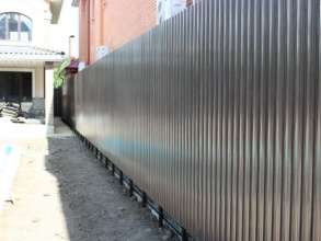 Забор из евроштакетника на ленточном фундаменте 57 метров фото в Сарове