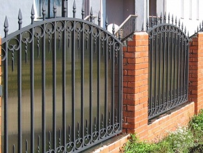 Кованые заборы на ленточном фундаменте 8 соток фото с установкой