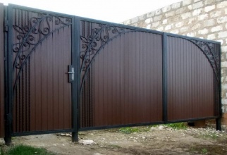 Распашные ворота из профнастила - пример 1 фото в Сарове